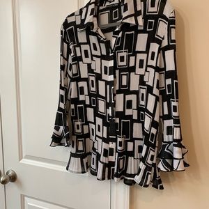 Blk/Wht geometric pattern button blouse